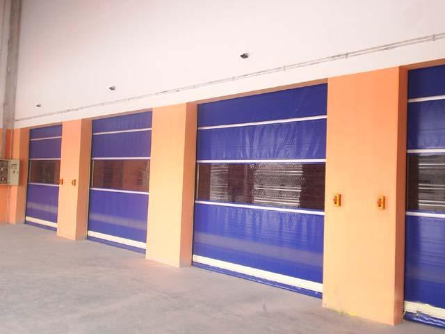 Gongming high speed door manufacturer provides the fast door of the installation workshop in Hualou Village