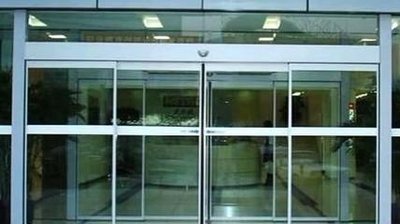 Maintenance method of automatic glass induction door installed in Luohu