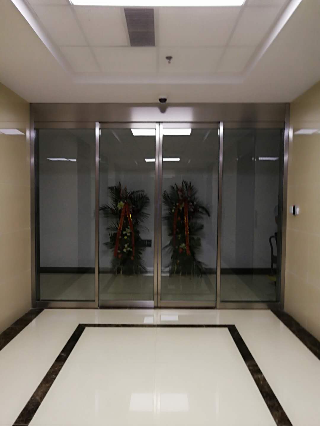 Shenzhen Futian Aier ophthalmology refitted automatic glass sensor door, easy to enter