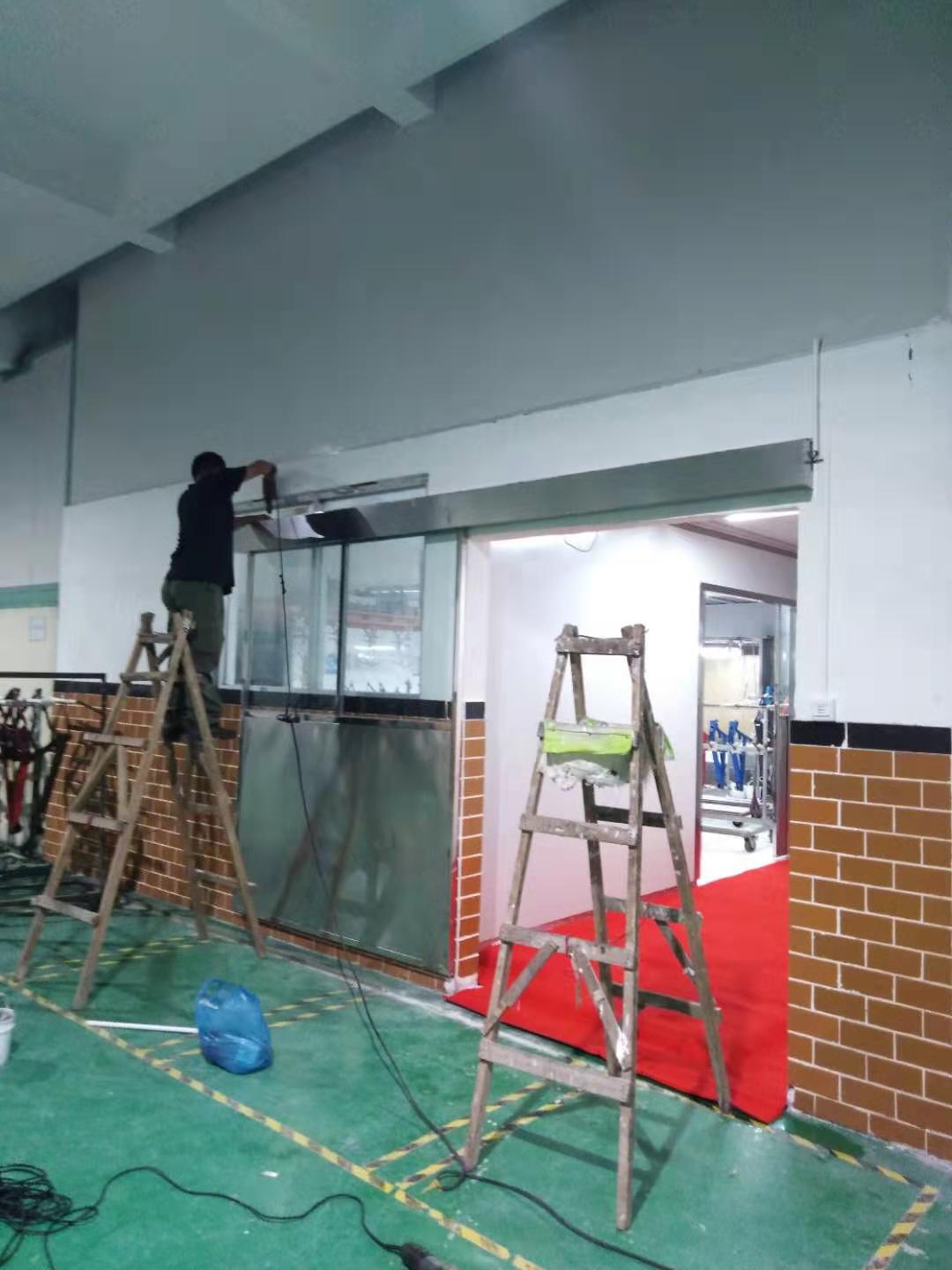 Commissioning and installation of 7 sets of glass automatic induction doors next to Guangming Wanda Plaza